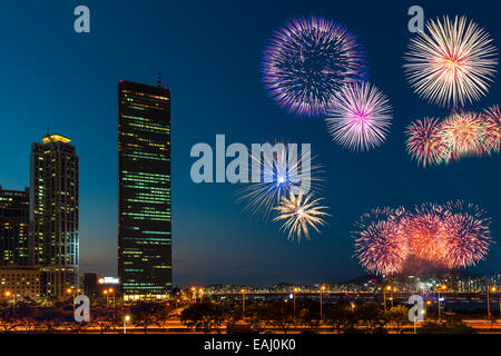 Fuochi d'artificio esplodere oltre il Fiume Han durante l annuale Seoul Festival dei fuochi d'artificio a Seul, in Corea del Sud. Foto Stock