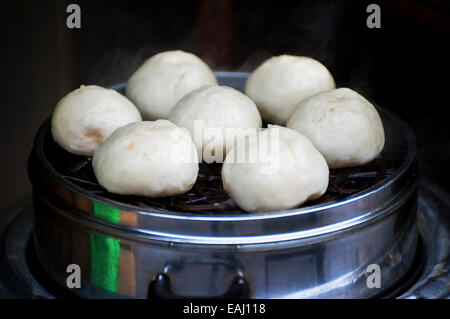 Cinese focacce cotte al vapore, noto anche come baozi, in attesa di essere consumati Foto Stock