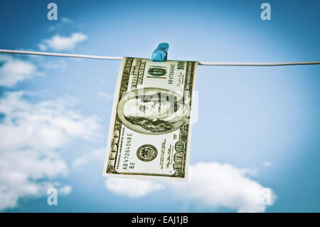 Un centinaio di dollari appeso a una fune Foto Stock