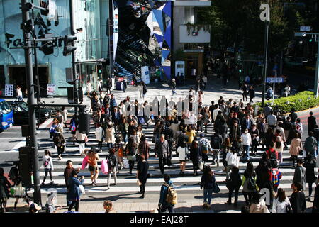 Occupato attraversamento pedonale a Tokyo quartiere alla moda del quartiere di Omotesando Foto Stock