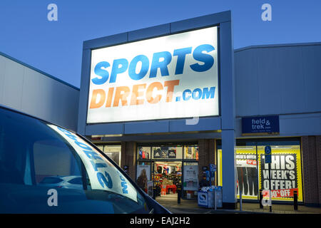 Sport Direct store ingresso di notte Foto Stock