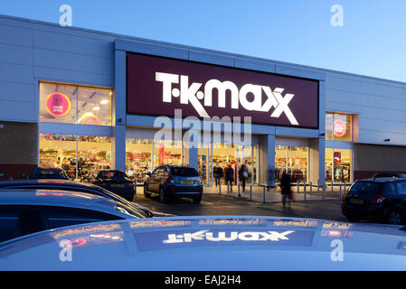 TK Maxx entrata dello store durante la notte Foto Stock