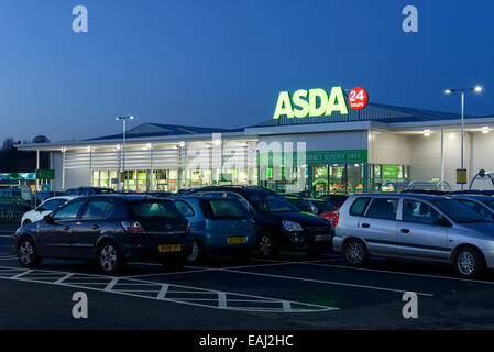 Asda 24 ora supermercato di notte Foto Stock