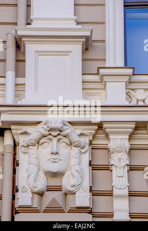 Close up della facciata di edificio Art Nouveau, Elizabetes iela 33, Riga, Lettonia progettato da Mikhail Eisenstein Foto Stock