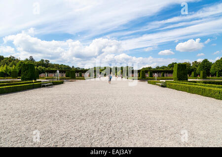 Per coloro che godono di Drottningholm Palace Gardens in estate, Stoccolma, Svezia Foto Stock