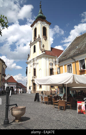 Vista verticale di Baroque-Rococo Greco-ortodossa chiesa Blagovestenska nella piazza principale di Szentendre vicino a Budapest Ungheria Foto Stock