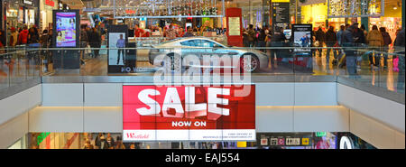 Vista interna di Westfield shopping malls a gennaio vendita tempo con alcune decorazioni di Natale ancora in posizione Foto Stock