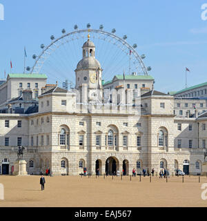 Horse Guards degli edifici e la parata a terra dietro di Whitehall con il London Eye ruota panoramica Ferris oltre Foto Stock