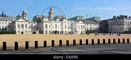 Le facciate del Horse Guards edifici dietro Whitehall con la parata a terra, sicurezza paracarri & London Eye ruota panoramica Ferris Foto Stock
