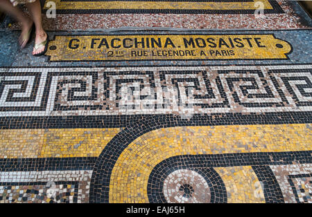 Mosaico con l'indirizzo dell'artista mosaico g. facchina nello storico centro commerciale Galerie Vivienne, Parigi Foto Stock