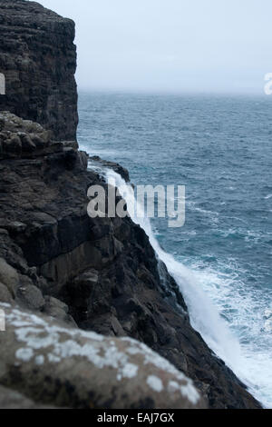 Cascata del lago Leitisvatn/Sørvágsvatn nell'oceano, Isole Vágar, Isole Faroe Foto Stock