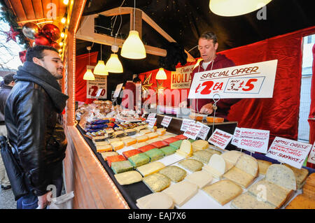 Belfast, Irlanda Northerm. 15 Novembre, 2014. Formaggi olandesi in vendita come l'annuale Mercato continentale si apre nel Parco del Municipio di Belfast Credit: stephen Barnes/Alamy Live News Foto Stock