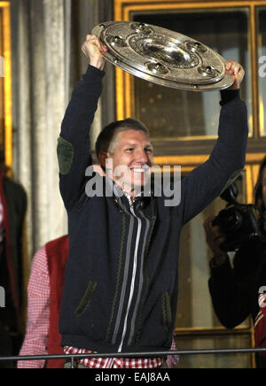 Bastian SCHWEINSTEIGER celebra il FC Bayern Monaco Champions League vittoria al City Hall. Dotato di: Bastian SCHWEINSTEIGER Dove: Monaco di Baviera, Germania Quando: 10 Maggio 2014 Foto Stock