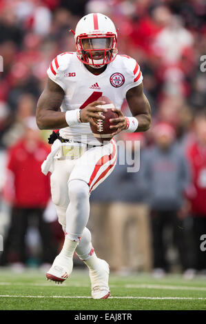 15 novembre 2014: Nebraska Cornhuskers quarterback Tommy Armstrong Jr. #4 rotoli per il suo diritto alla ricerca di un ricevitore durante il NCAA Football gioco tra il Nebraska Cornhuskers e Wisconsin Badgers a Camp Randall Stadium di Madison, WI. Wisconsin sconfitto Nebraska 59-24. John Fisher/CSM Foto Stock