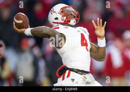 15 novembre 2014: Nebraska Cornhuskers quarterback Tommy Armstrong Jr. #4 offre un passaggio durante il NCAA Football gioco tra il Nebraska Cornhuskers e Wisconsin Badgers a Camp Randall Stadium di Madison, WI. Wisconsin sconfitto Nebraska 59-24. John Fisher/CSM Foto Stock