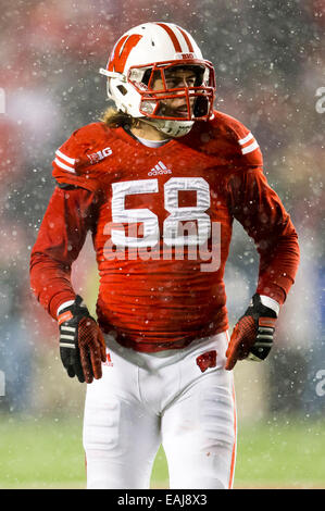 15 novembre 2014: Wisconsin Badgers linebacker Joe Schobert #58 durante il NCAA Football gioco tra il Nebraska Cornhuskers e Wisconsin Badgers a Camp Randall Stadium di Madison, WI. Wisconsin sconfitto Nebraska 59-24. John Fisher/CSM Foto Stock