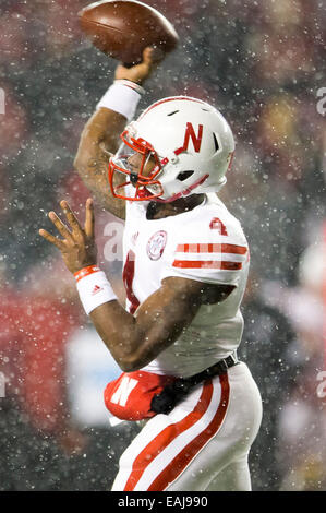 15 novembre 2014: Nebraska Cornhuskers quarterback Tommy Armstrong Jr. #4 genera un pass durante il NCAA Football gioco tra il Nebraska Cornhuskers e Wisconsin Badgers a Camp Randall Stadium di Madison, WI. Wisconsin sconfitto Nebraska 59-24. John Fisher/CSM Foto Stock