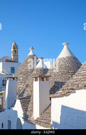 Tramonto sulla tradizionale 'Trulli' case della regione Puglia Foto Stock