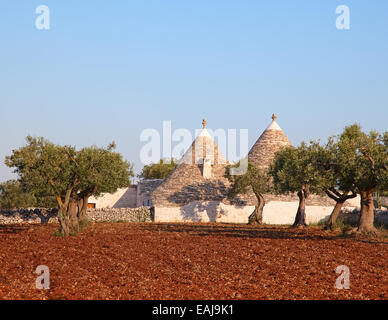 Tramonto sulla tradizionale 'Trulli' case della regione Puglia Foto Stock