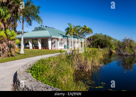 Il centro visitatori lungo la Anhinga Trail nel parco nazionale delle Everglades, Florida, Stati Uniti d'America. Foto Stock