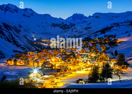 Vista di Saint Jean d'Arves di notte in inverno, Francia Foto Stock