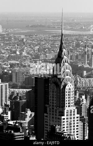 Il Chrysler Building di New York City che si affaccia il Lower East Side e un ponte in background fotografato in bianco e nero Foto Stock