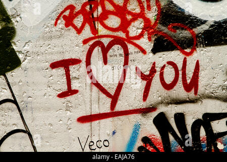 Graffiti arte urbana muro di Berlino ti amo cuore Foto Stock