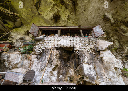 Londa (Tana Toraja, Sulawesi meridionale, Indonesia), famoso luogo di sepoltura con bare poste in grotte scavate nella roccia, custodito da Foto Stock