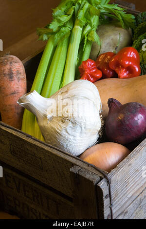 Ortaggi freschi in una scatola. Foto Stock