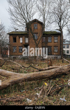 Tipica casa in legno a Tallinn in Estonia Foto Stock