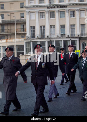 Il vecchio soldato marzo attraverso la Brighton sul giorno del ricordo, 2014 Foto Stock