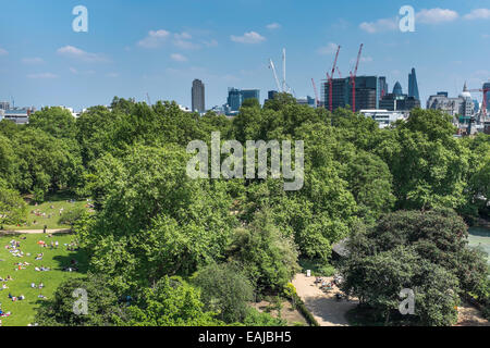 Vista aerea del Lincoln' s Inn campi con persone rilassante sull'erba e la città di Londra skyscapers in background. Foto Stock
