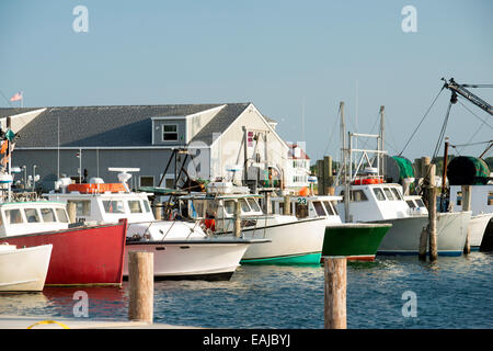 Flotta colorate barche da pesca in Bay Harbor marina Montauk New York STATI UNITI D'AMERICA Oceano Atlantico negli Hamptons Foto Stock