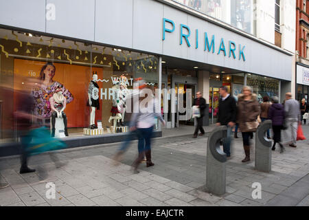 Negozi e negozi che offrono sconti e percento di sconto per attirare i clienti nella corsa al Natale, Southport, Merseyside, Regno Unito. Foto Stock