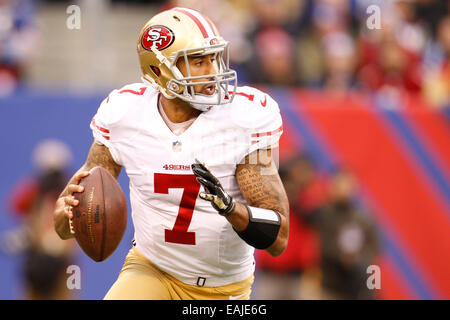 New Jersey, USA. 16 Novembre, 2014. East Rutherford, New Jersey, USA. Xvi Nov, 2014. San Francisco 49ers quarterback Colin Kaepernick (7) codifica con la palla durante il gioco di NFL tra San Francisco 49ers e New York Giants a MetLife Stadium di East Rutherford, New Jersey. © csm/Alamy Live News Credito: Cal Sport Media/Alamy Live News Foto Stock