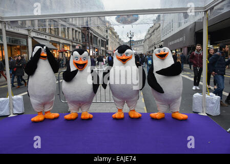 Londra, UK, 16 Nov 2014 : Persone vestire come Pinguin costumi alla Regent Street le luci di Natale su Regent Street a Londra. Foto di vedere Li Foto Stock