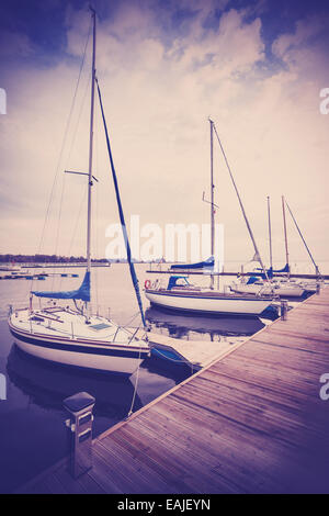 Retrò immagine filtrata di yacht al molo. Foto Stock