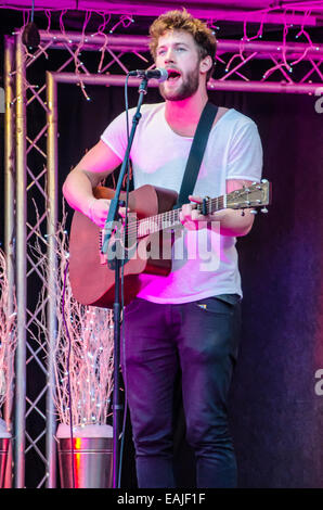 Matt linnen, cantautore di Southend, Essex. 2017 partecipanti a X Factor Foto Stock