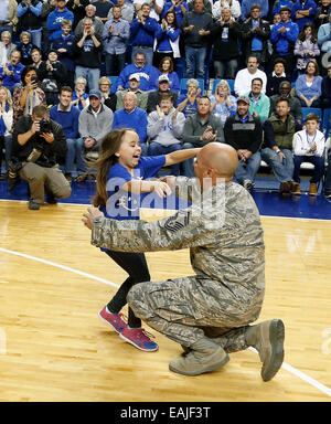 Nov. 16, 2014 - Lexington, KY, Stati Uniti d'America - Kylie Allegrezza corse verso il suo papà, Air Force Master Sgt. James Allegrezza, dopo che ha sorpreso per la sua famiglia alla corte come l'Università di Kentucky ha giocato l'Università di Buffalo in Rupp Arena di Lexington, KY., Domenica 16 Novembre, 2014. Questa è la seconda metà college basketball azione. Regno Unito ha vinto il 71-52. Foto di Charles Bertram | Personale. (Credito Immagine: © Lexington Herald-Leader/ZUMA filo) Foto Stock