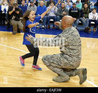 Nov. 16, 2014 - Lexington, KY, Stati Uniti d'America - Kylie Allegrezza corse verso il suo papà, Air Force Master Sgt. James Allegrezza, dopo che ha sorpreso per la sua famiglia alla corte come l'Università di Kentucky ha giocato l'Università di Buffalo in Rupp Arena di Lexington, KY., Domenica 16 Novembre, 2014. Questa è la seconda metà college basketball azione. Regno Unito ha vinto il 71-52. Foto di Charles Bertram | Personale. (Credito Immagine: © Lexington Herald-Leader/ZUMA filo) Foto Stock