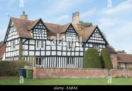 Antica Tradizionale Elizabethan House storto nel villaggio rurale di Preston Bagot in Cotswolds, England, Regno Unito Foto Stock