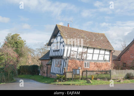 Antica Tradizionale Elizabethan House storto nel villaggio rurale di Preston Bagot in Cotswolds, England, Regno Unito Foto Stock