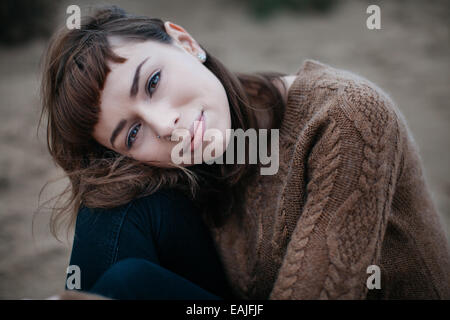 Donna felice in un ponticello marrone Foto Stock