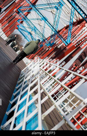 Passerella colorate in Salford Quays presi da un angolo basso con una prospettiva ribaltata. Foto Stock