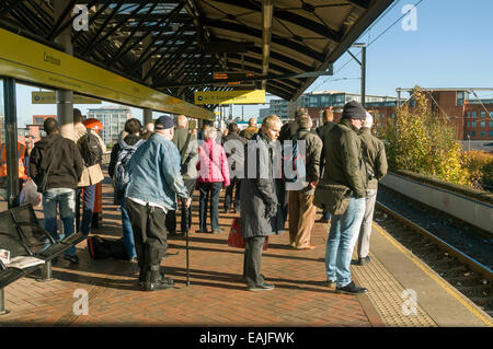 I passeggeri in attesa presso la Cornbrook Metrolink fermata del tram, Manchester, Inghilterra, Regno Unito. Primo giorno di servizi sulla linea aeroporto. Foto Stock