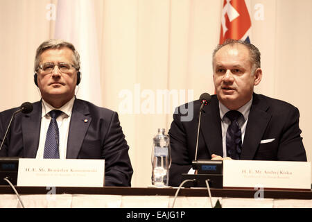 Bratislava, Slovacchia. Xvi Nov, 2014. In Polonia il presidente Bronislaw Komorowski (L) e la Slovacchia il Presidente Andrej Kiska partecipare ad una conferenza stampa dopo un incontro con i leader dei paesi di Visegrad quattro (V4) di Bratislava, Slovacchia, su nov. 16, 2014. I paesi di Visegrad quattro (V4), ossia la Slovacchia, Repubblica Ceca, Polonia e Ungheria, ha deciso di offrire un aiuto Ucraina nel processo di riforma, Presidente slovacco Andrej Kiska detto Domenica. © Andrej Klizan/Xinhua/Alamy Live News Foto Stock