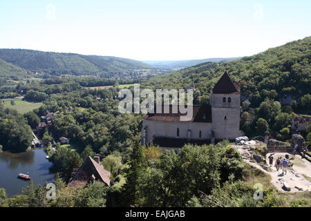 La chiesa cinquecentesca di Saint-Cirq Lapopie dedicata a Saint Cyr e sua madre Sainte Julitte, Lot, Francia Foto Stock