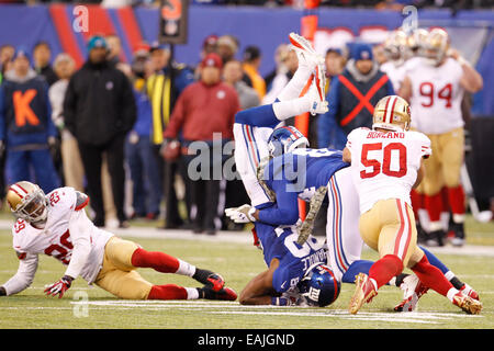 New Jersey, USA. 16 Novembre, 2014. 16 novembre 2014: New York Giants wide receiver Rueben Randle (82) si schianta al suolo dopo andando su San Francisco 49ers cornerback Chris Culliver (29) durante il gioco di NFL tra San Francisco 49ers e New York Giants a MetLife Stadium di East Rutherford, New Jersey. Il San Francisco 49ers ha vinto 16-10. Credito: Cal Sport Media/Alamy Live News Foto Stock