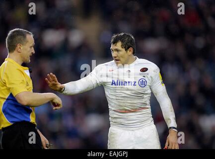 Leicester, Regno Unito. Xvi Nov, 2014. Alex Goode dei Saraceni sostiene con refereee Tim Wigglesworth seguenti il premio di un fine pena che tigri abilitato al livello i punteggi a 21-21- Rugby Union - Aviva Premiership - Leicester Tigers vs Saraceni - Stagione 2014/15 - 16 novembre 2014 - Foto Malcolm Couzens/Sportimage. Credito: csm/Alamy Live News Foto Stock