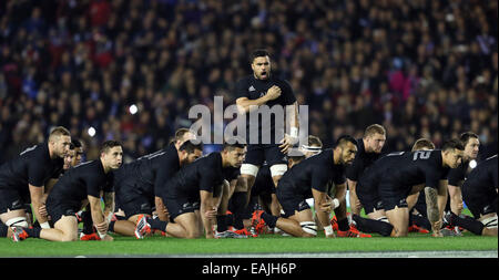 Edinburgh, Regno Unito. Xv Nov, 2014. La Nuova Zelanda haka - viagogo autunno Prova Serie - Scozia vs Nuova Zelanda - Murrayfield Stadium - Edimburgo - Scozia - 15 novembre 2014 - Picture Simon Bellis/Sportimage © csm/Alamy Live News Foto Stock